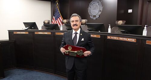 Recibe Eduardo Garza Robles llaves de la ciudad de Laredo, Texas