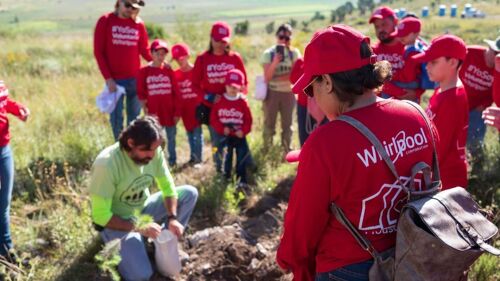 Whirlpool Corporation reafirma su compromiso ambiental con jornada de reforestación en Nuevo León