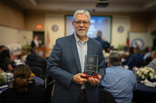 Steven Valdez, presidente de Weslaco EDC recibe premio de Lower Rio Grande Valley Development Council