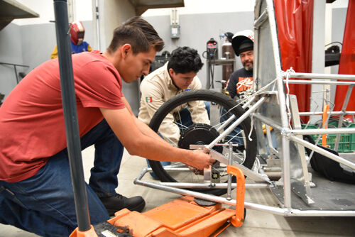 Estudiantes de Guanajuato crean auto eléctrico para competir en Texas con apoyo del IECA