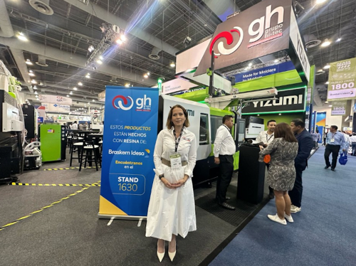 Grupo Hitec exhibe la eficiencia energética de sus máquinas Yizumi en Plastimagen 2025
