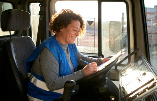 Talento femenino toma el volante en la industria del autotransporte