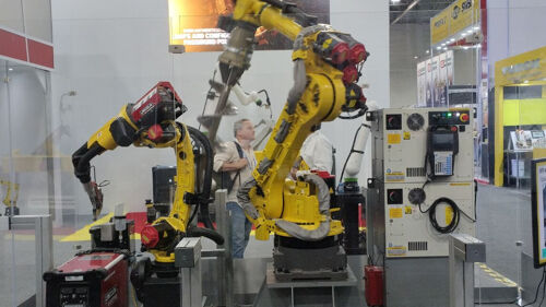 FANUC presenta robots colaborativos y sistemas de control múltiple